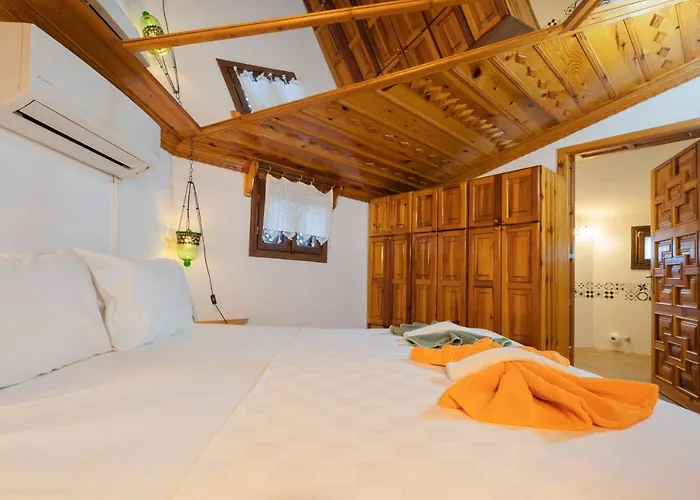 Liya Boutique & * アクヤカ